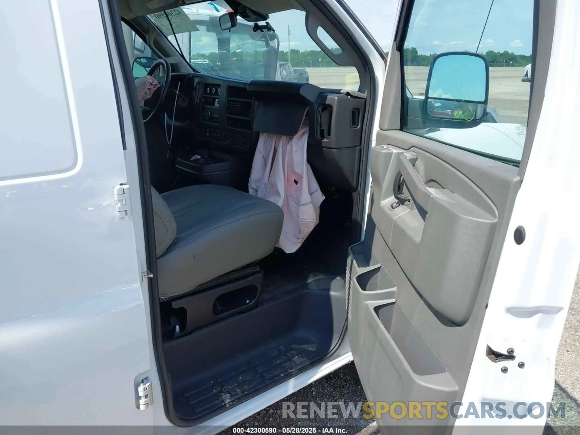 5 fotografías del automóvil dañado 1GTW7AFP9P1152928 GMC SAVANA CARGO 2023