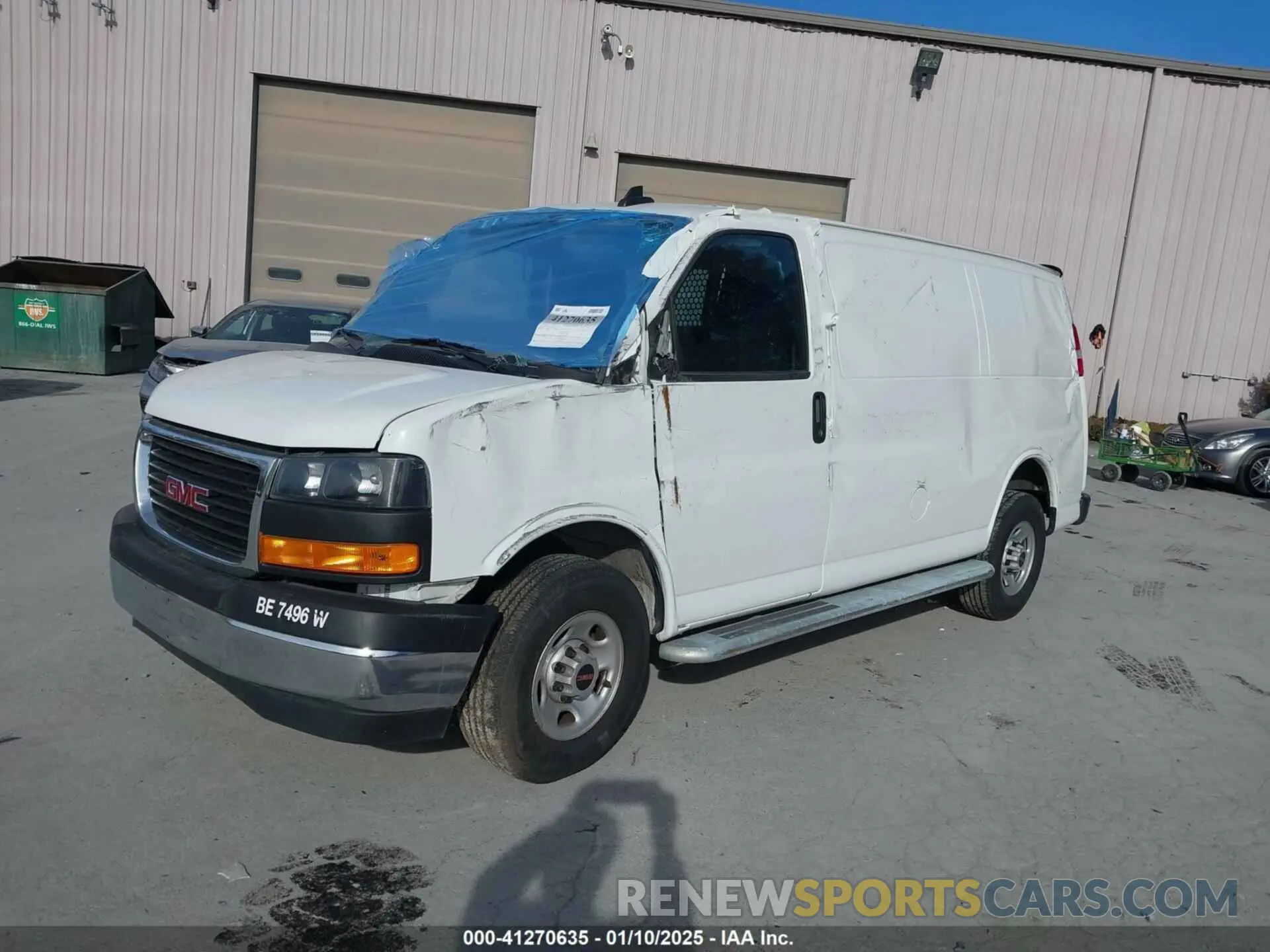 2 fotografías del automóvil dañado 1GTW7AFPXP1182925 GMC SAVANA CARGO 2023