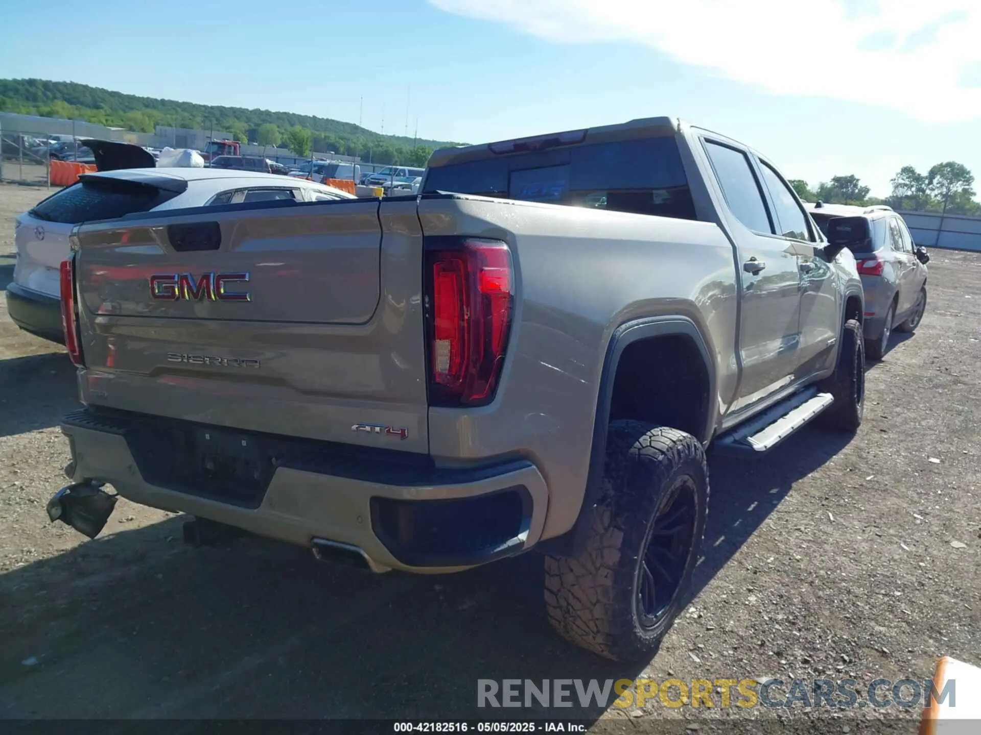 4 fotografías del automóvil dañado 3GTPUEELXNG576376 GMC SIERRA 1500 2022