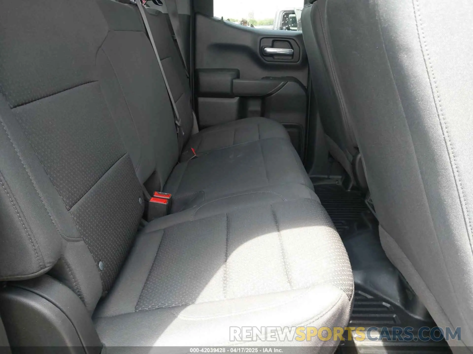 8 fotografías del automóvil dañado 1GTRUAED8PZ274243 GMC SIERRA 1500 2023