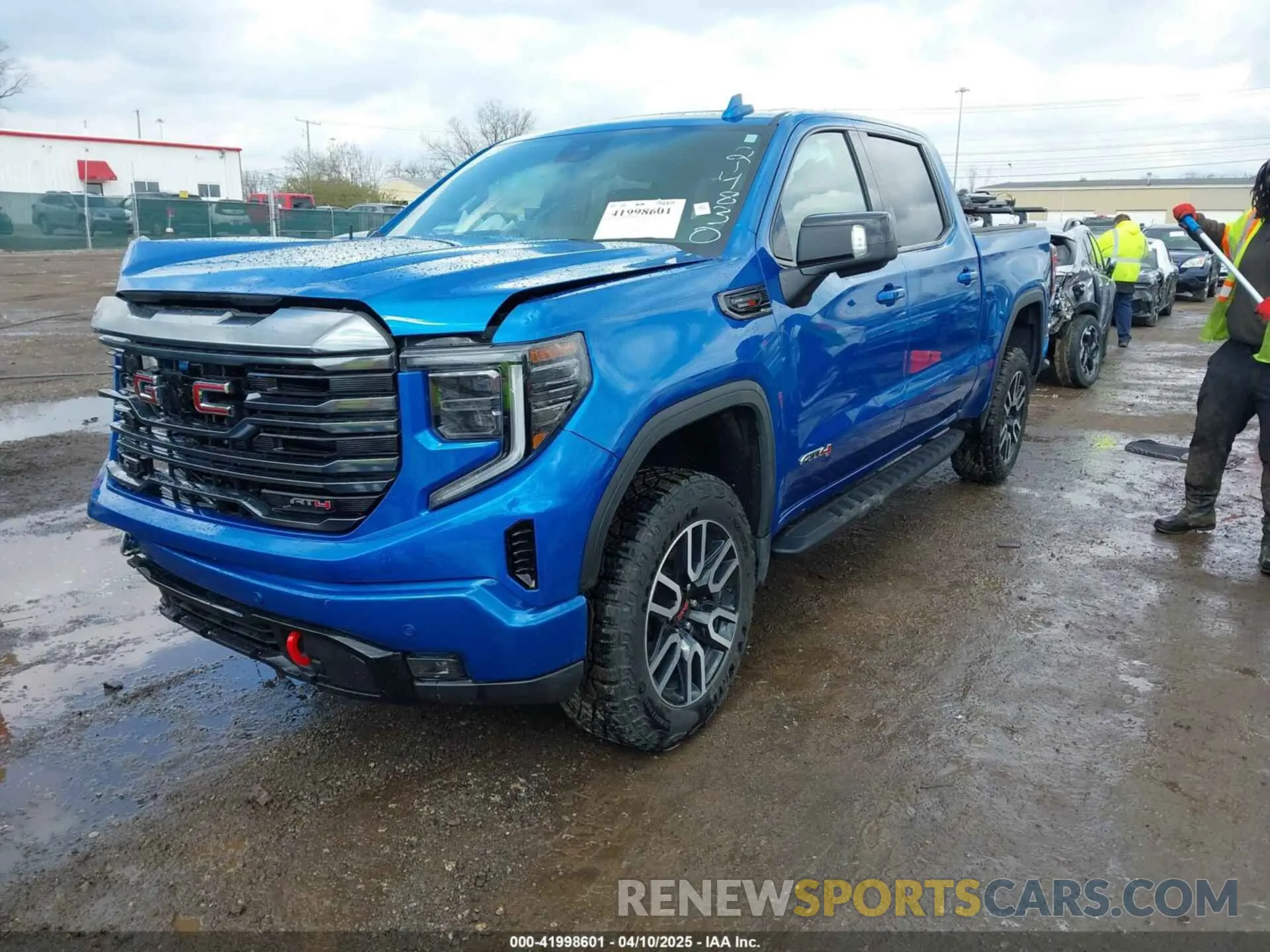 2 fotografías del automóvil dañado 1GTUUEE8XRZ214830 GMC SIERRA 1500 2024