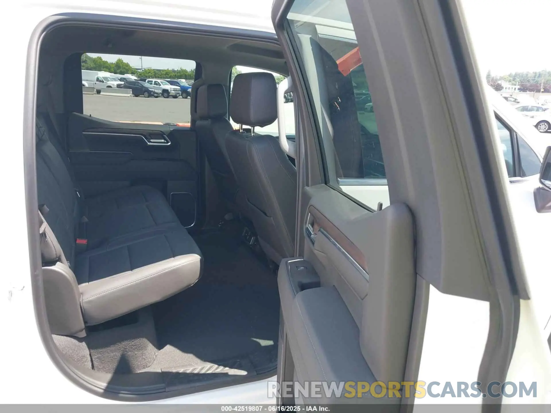 8 fotografías del automóvil dañado 1GTUUDED9SZ244849 GMC SIERRA 1500 2025