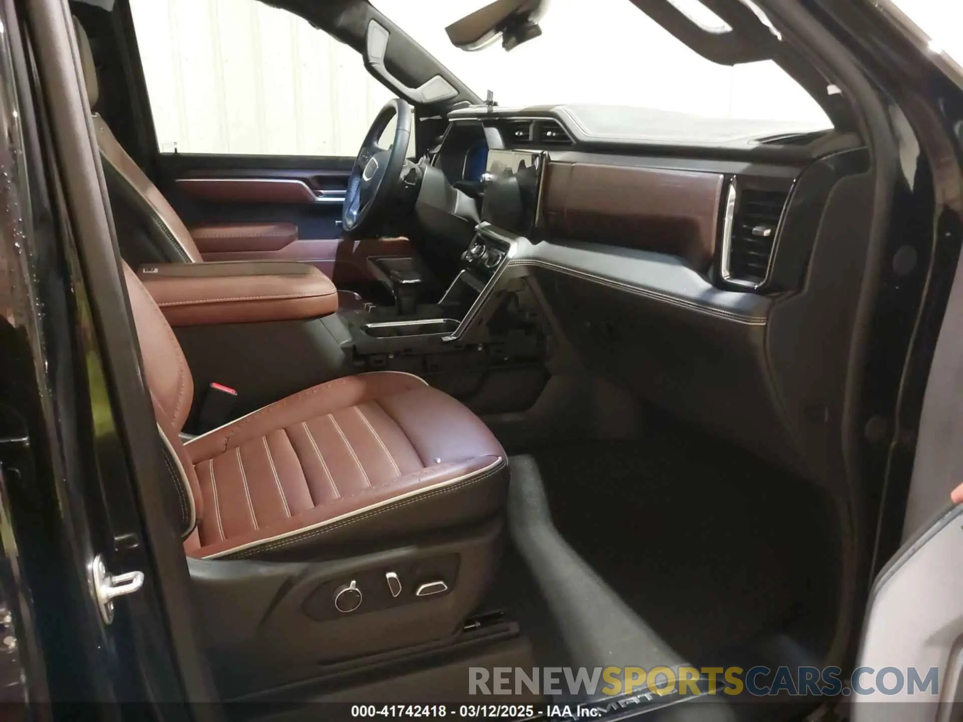 5 fotografías del automóvil dañado 1GTUUHEL8SZ124362 GMC SIERRA 1500 2025