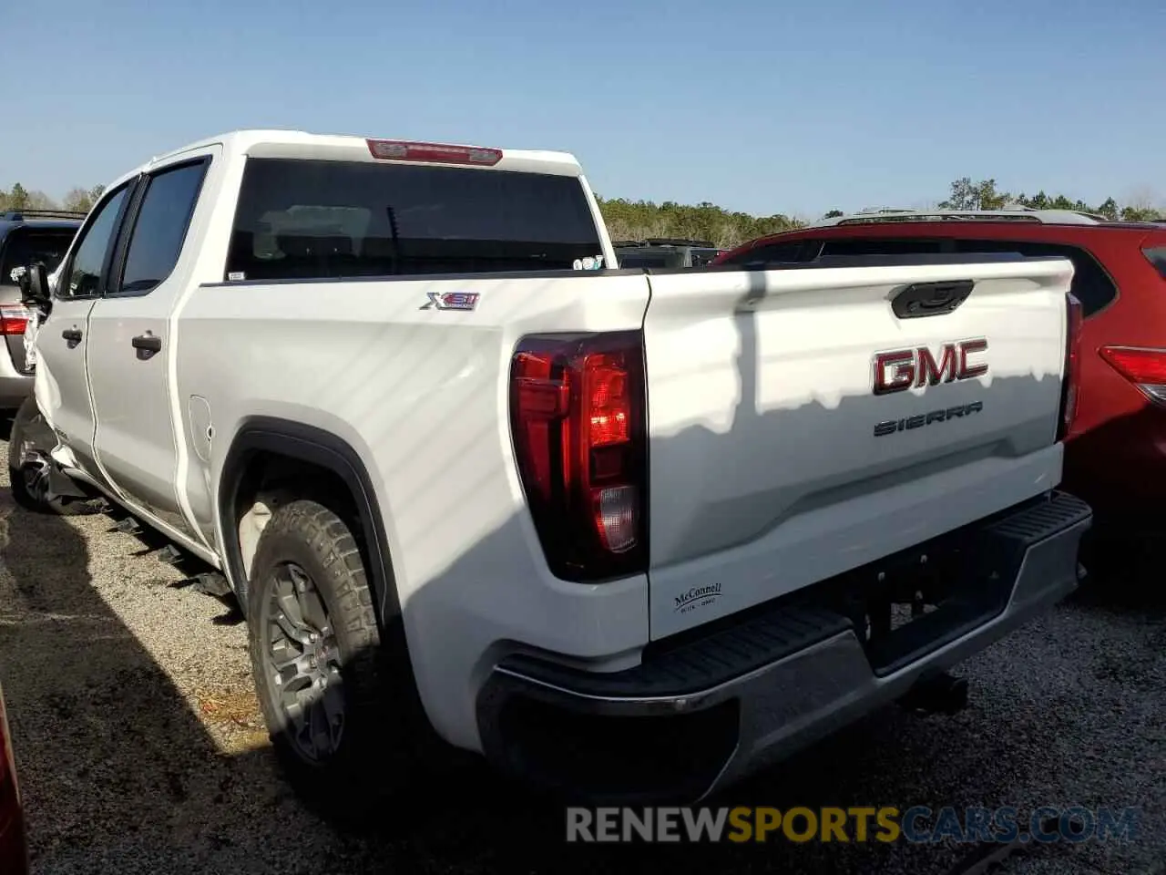 2 fotografías del automóvil dañado 1GTUUAEDXNZ561395 GMC SIERRA 2022