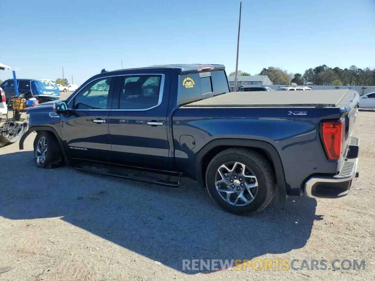 2 fotografías del automóvil dañado 1GTUUDED8NZ643367 GMC SIERRA 2022