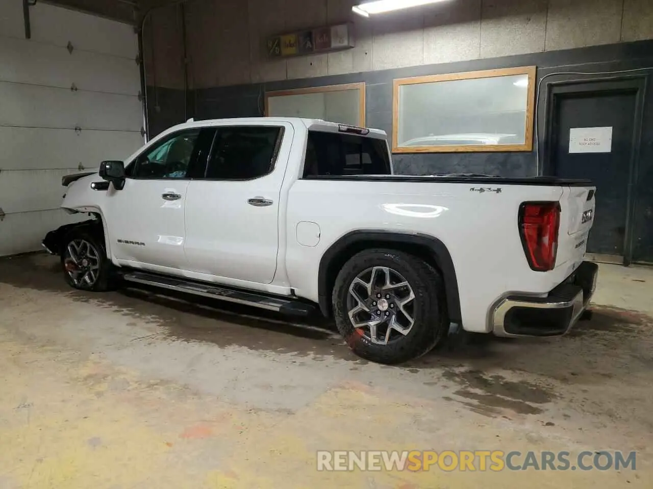 2 fotografías del automóvil dañado 1GTUUDED9NZ627811 GMC SIERRA 2022