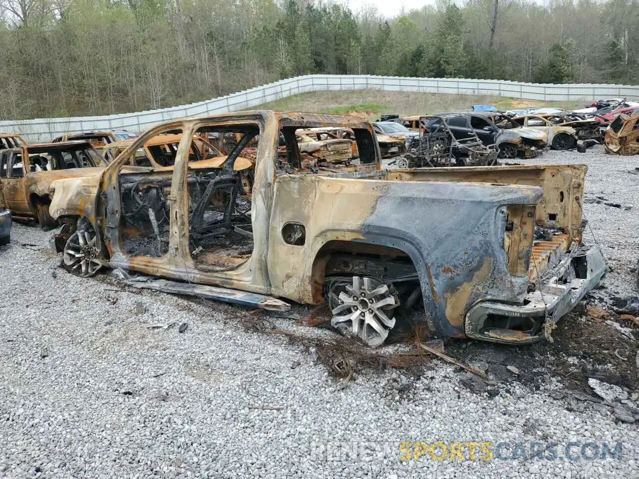 2 fotografías del automóvil dañado 3GTU9DEL7NG131320 GMC SIERRA 2022