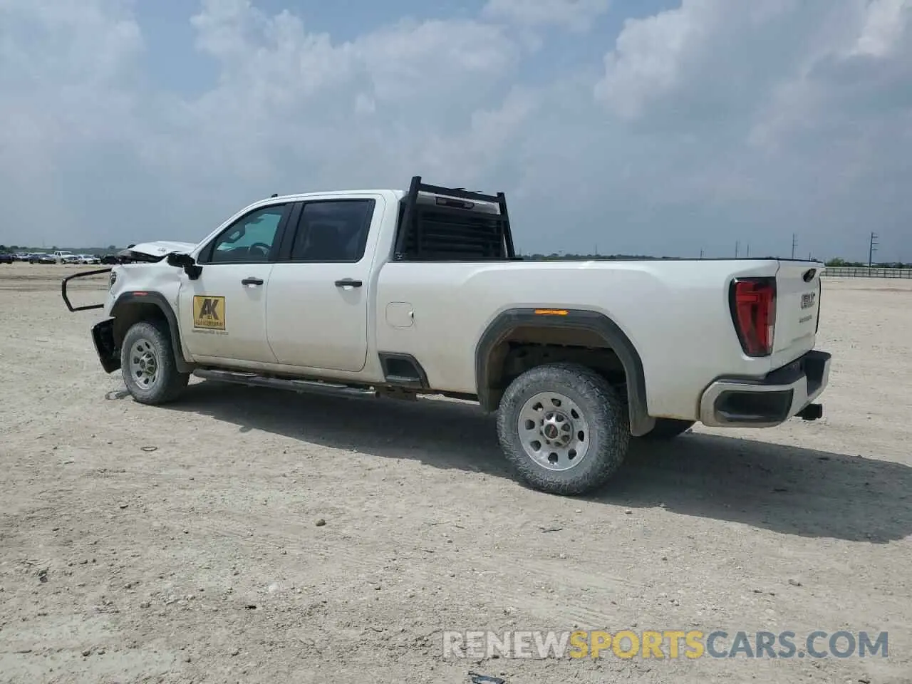 2 fotografías del automóvil dañado 1GT48PEYXPF201803 GMC SIERRA 2023