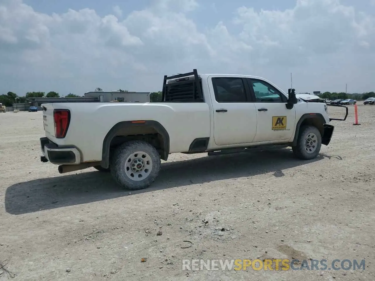 3 fotografías del automóvil dañado 1GT48PEYXPF201803 GMC SIERRA 2023