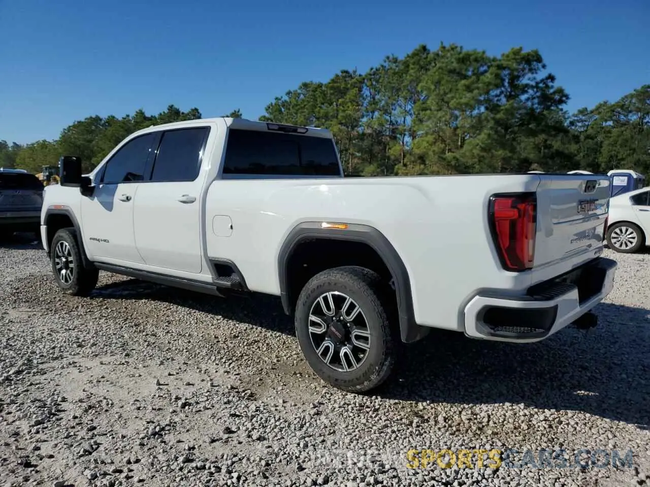 2 fotografías del automóvil dañado 1GT49VEY2PF140660 GMC SIERRA 2023