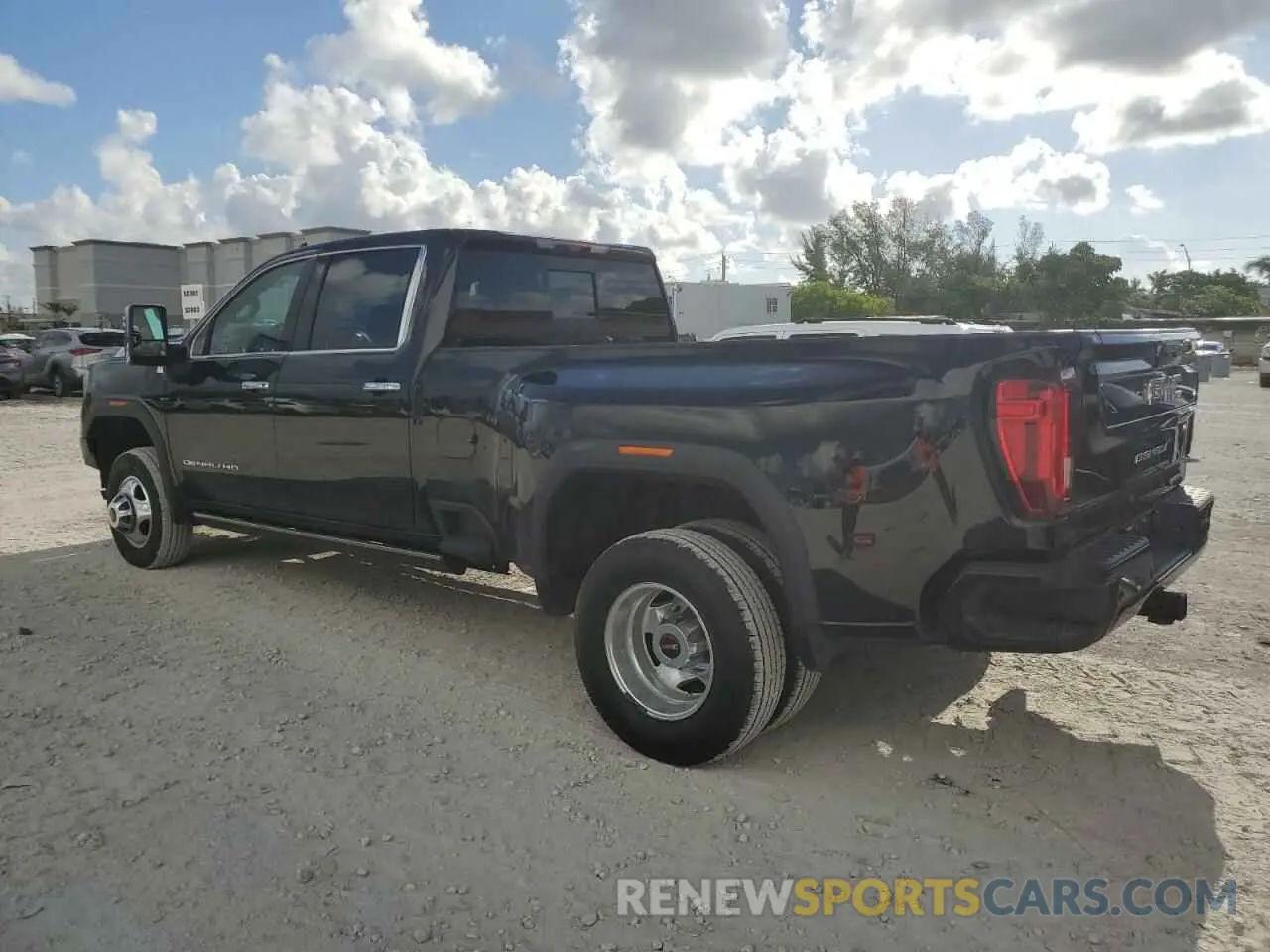 2 fotografías del automóvil dañado 1GT49WEY5PF143445 GMC SIERRA 2023