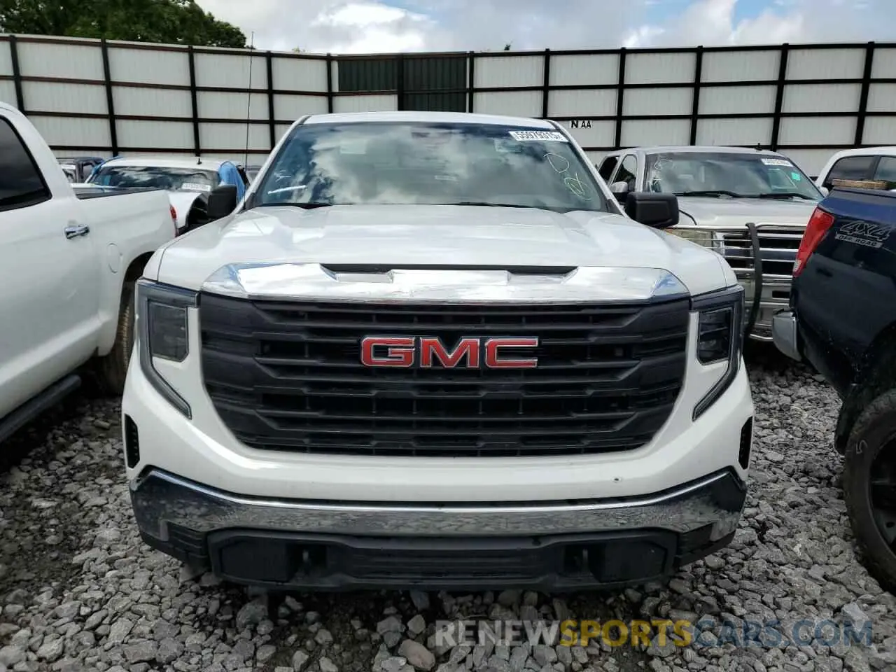 5 fotografías del automóvil dañado 1GTRUAED9PZ300753 GMC SIERRA 2023