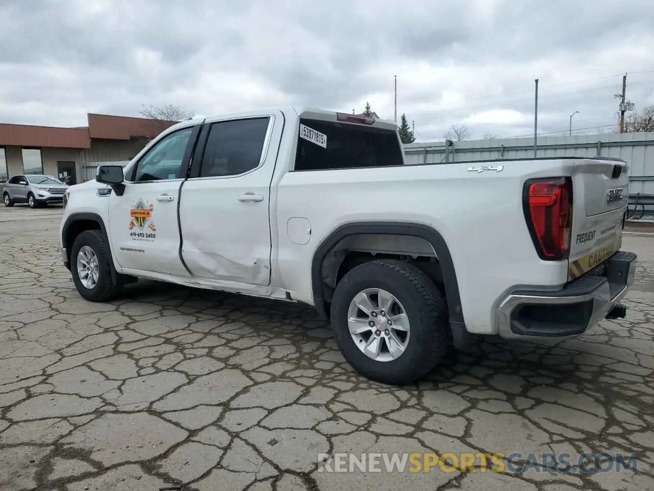 2 fotografías del automóvil dañado 1GTUUBED1PZ303937 GMC SIERRA 2023