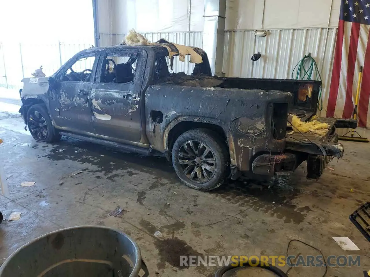 2 fotografías del automóvil dañado 1GTUUGEL2PZ261296 GMC SIERRA 2023