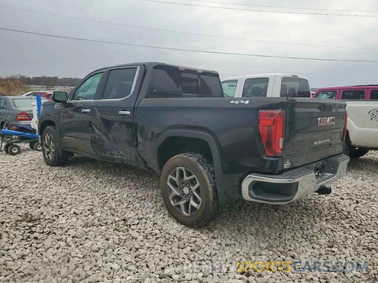 2 fotografías del automóvil dañado 3GTUUDE86PG250702 GMC SIERRA 2023