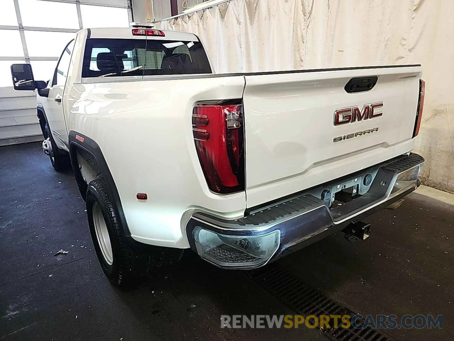 2 fotografías del automóvil dañado 1GT38PE79RF292195 GMC SIERRA 2024