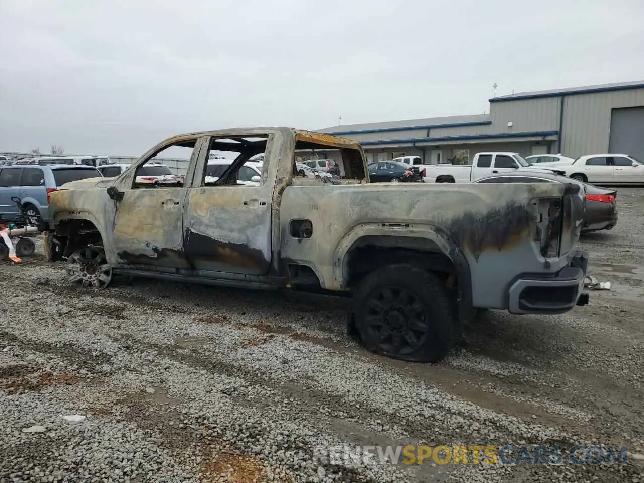 2 fotografías del automóvil dañado 1GT49PE75RF379710 GMC SIERRA 2024