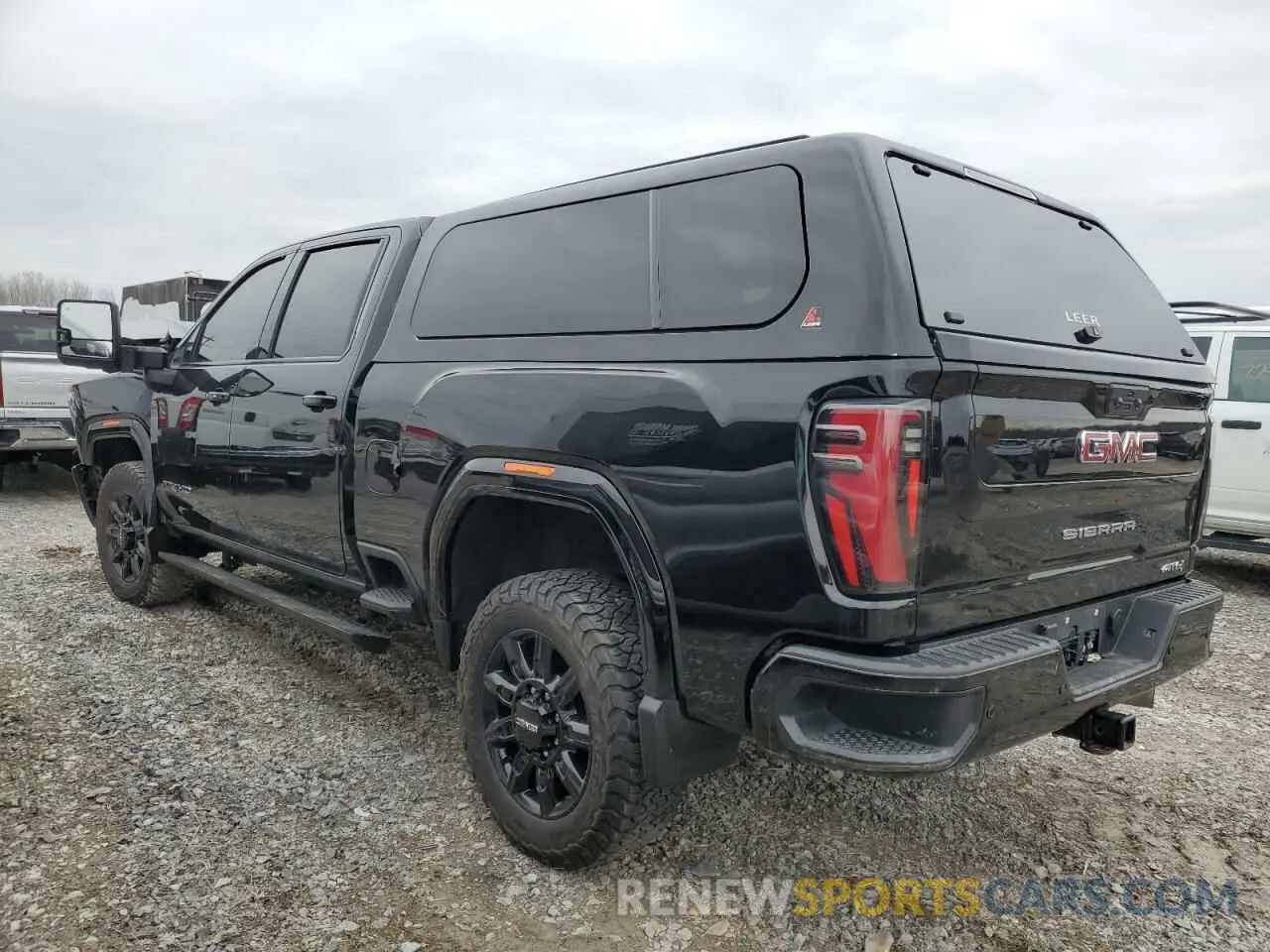2 fotografías del automóvil dañado 1GT49VEY0RF150509 GMC SIERRA 2024