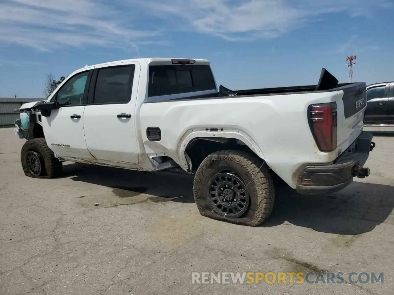 2 fotografías del automóvil dañado 1GT49ZEY1RF206979 GMC SIERRA 2024