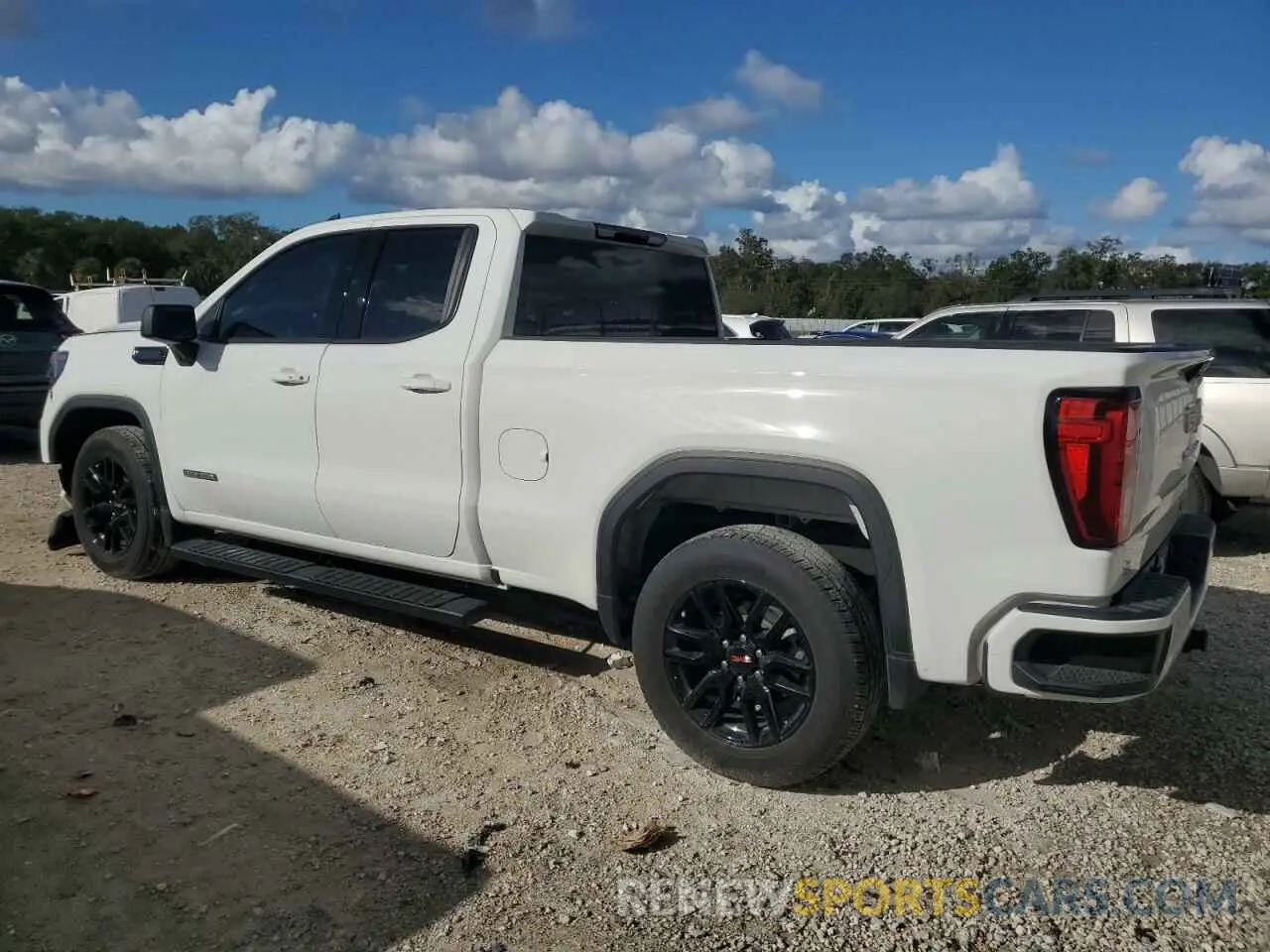 2 fotografías del automóvil dañado 1GTRHCEK7RZ135335 GMC SIERRA 2024