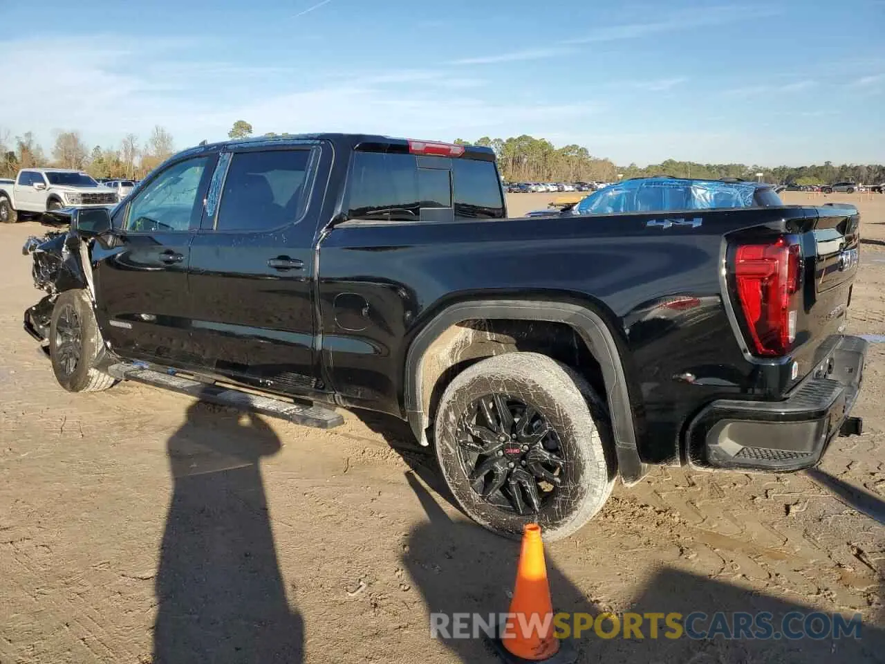 2 fotografías del automóvil dañado 3GTUUCE8XRG351383 GMC SIERRA 2024