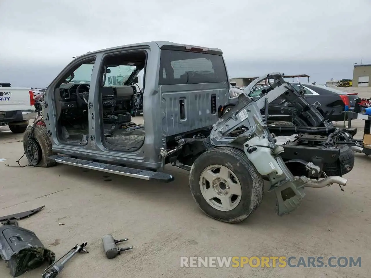 2 fotografías del automóvil dañado 3GTUUDED0RG170540 GMC SIERRA 2024