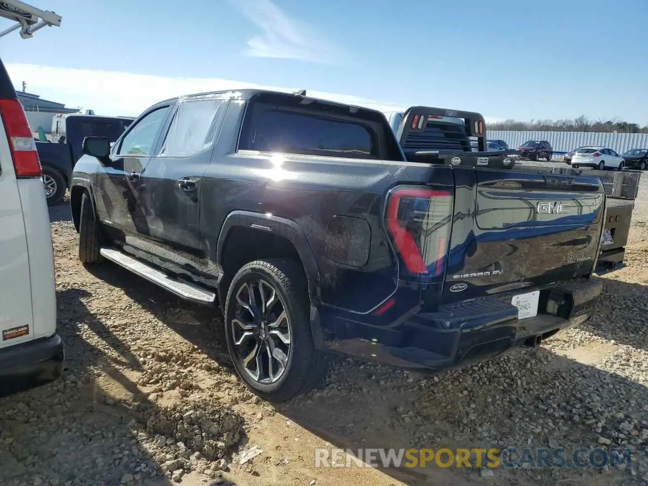 2 fotografías del automóvil dañado 1GT40LEL1SU402045 GMC SIERRA 2025