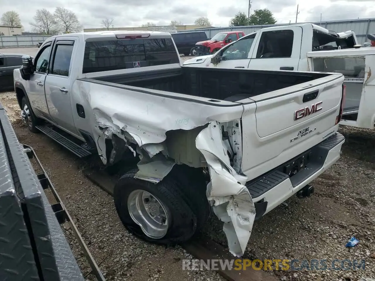 2 fotografías del automóvil dañado 1GT4UWEY6SF123423 GMC SIERRA 2025