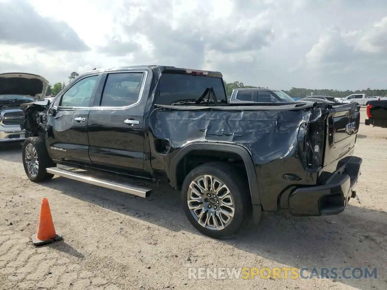 2 fotografías del automóvil dañado 1GTUUHEL5SZ124030 GMC SIERRA 2025