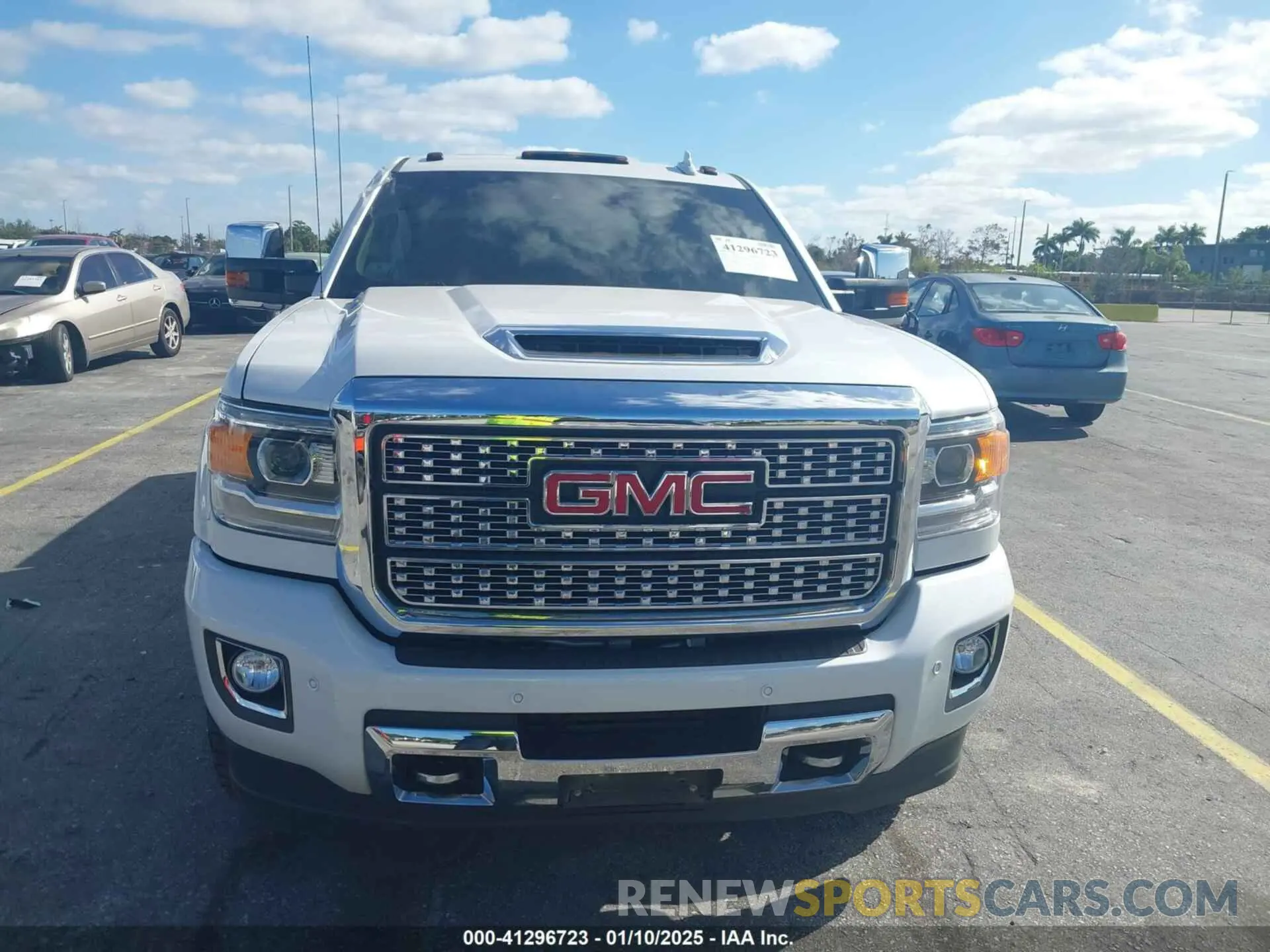 12 fotografías del automóvil dañado 1GT12SEY5KF201109 GMC SIERRA 2500HD 2019