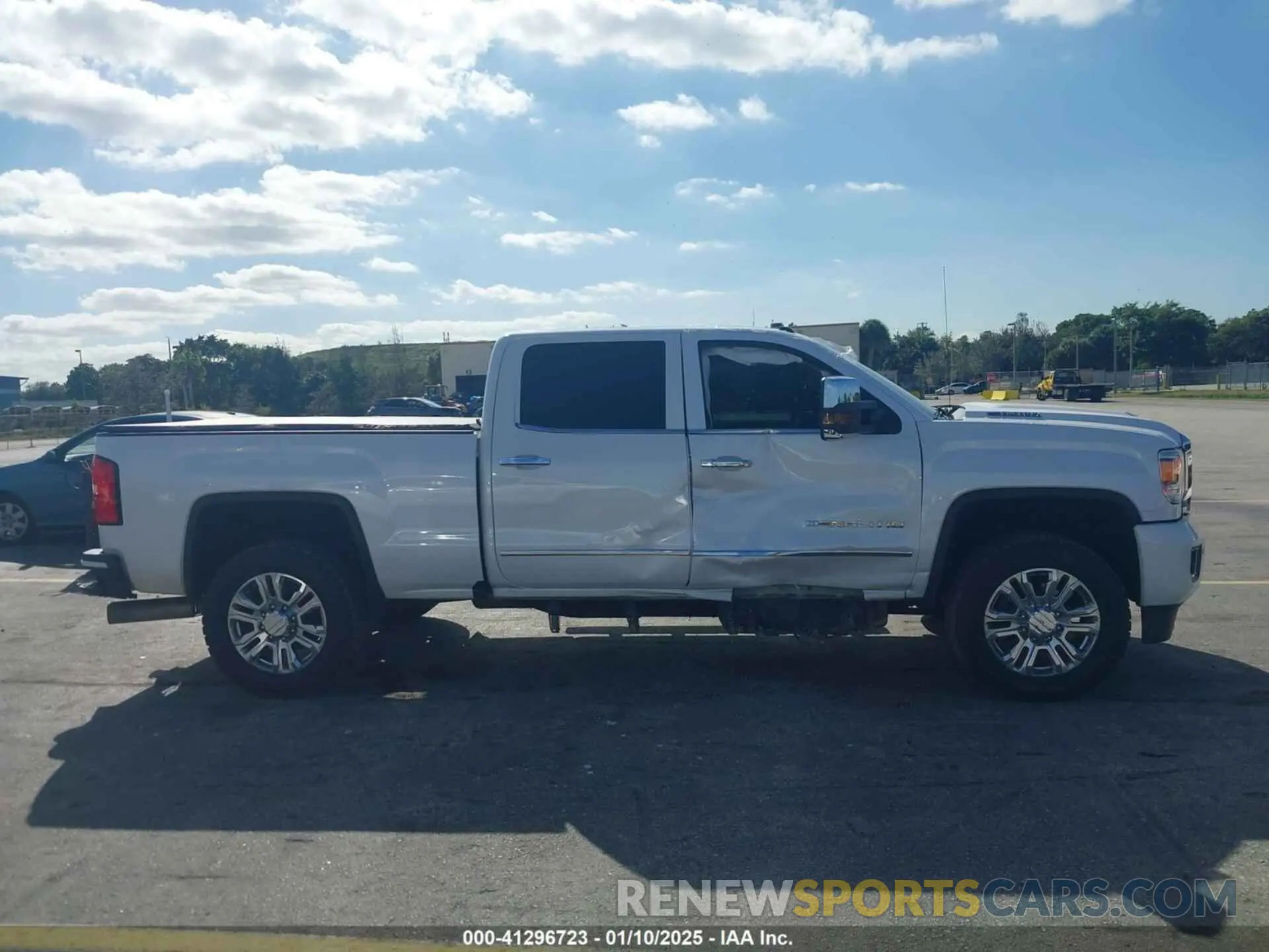 13 fotografías del automóvil dañado 1GT12SEY5KF201109 GMC SIERRA 2500HD 2019