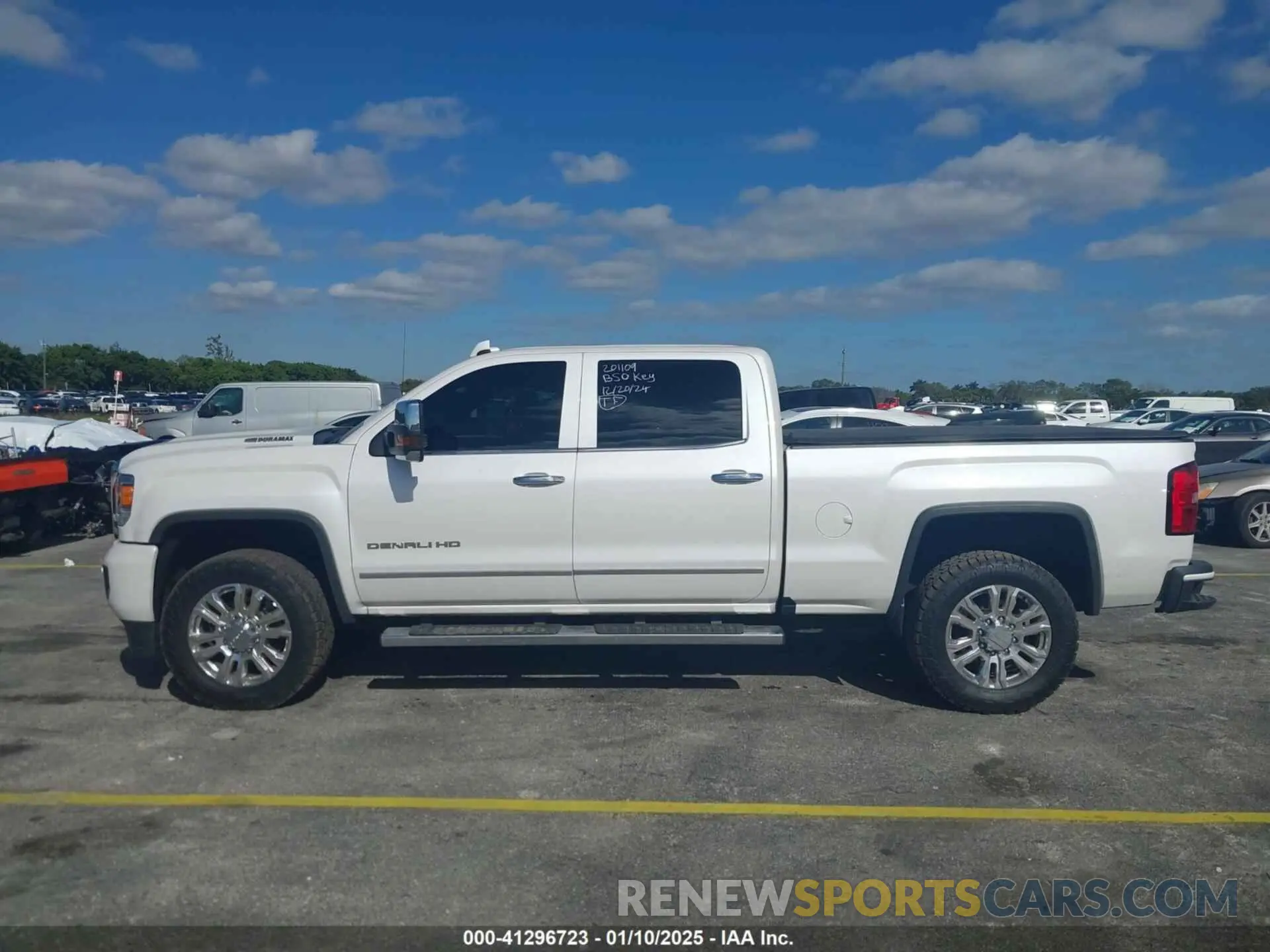 14 fotografías del automóvil dañado 1GT12SEY5KF201109 GMC SIERRA 2500HD 2019