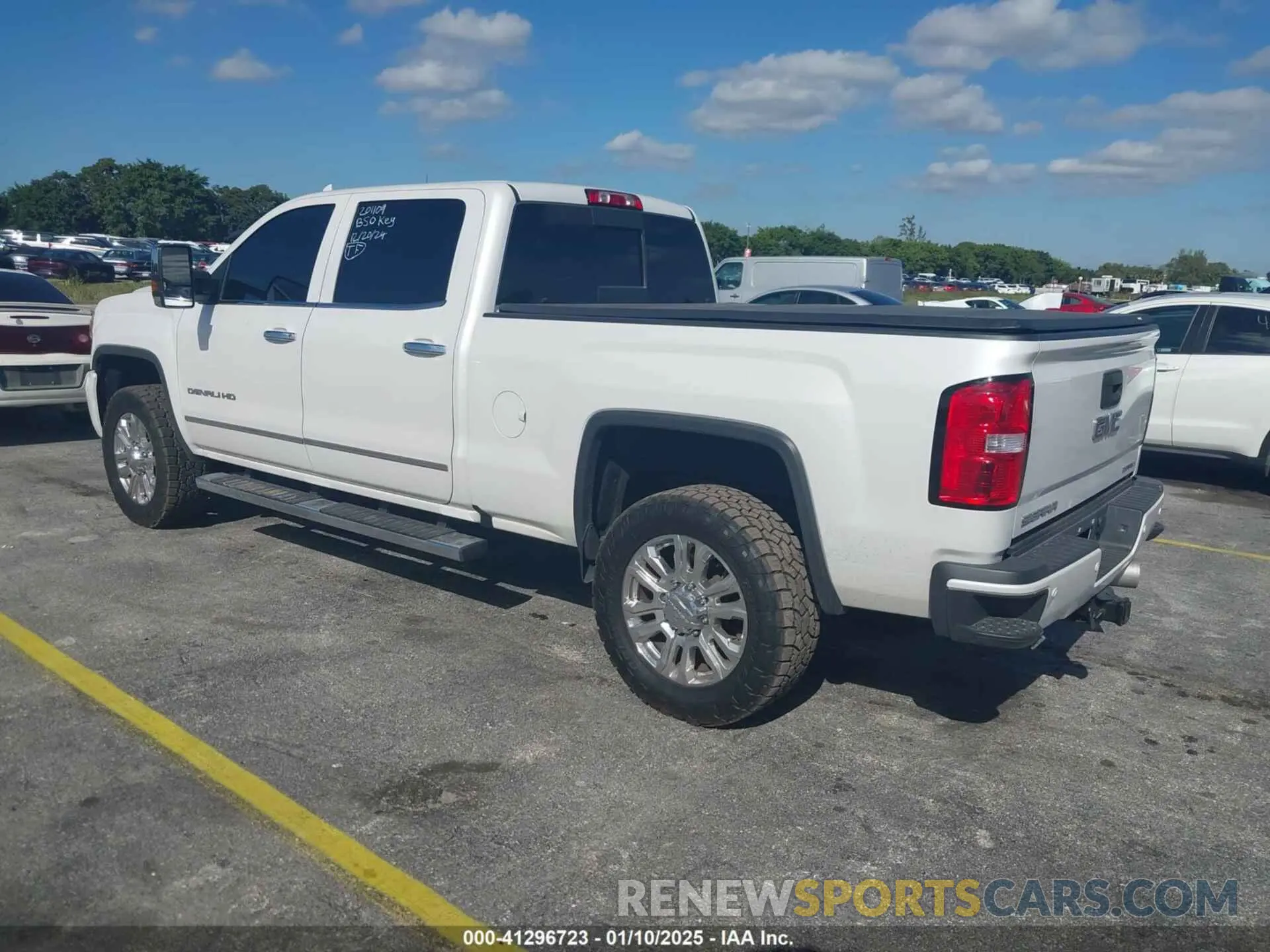 3 fotografías del automóvil dañado 1GT12SEY5KF201109 GMC SIERRA 2500HD 2019