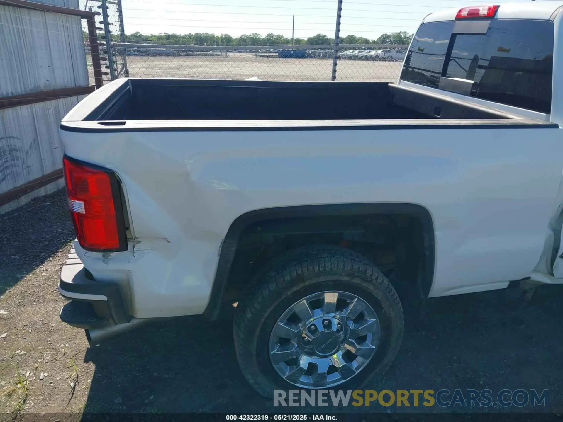 19 fotografías del automóvil dañado 1GT12SEY9KF116287 GMC SIERRA 2500HD 2019