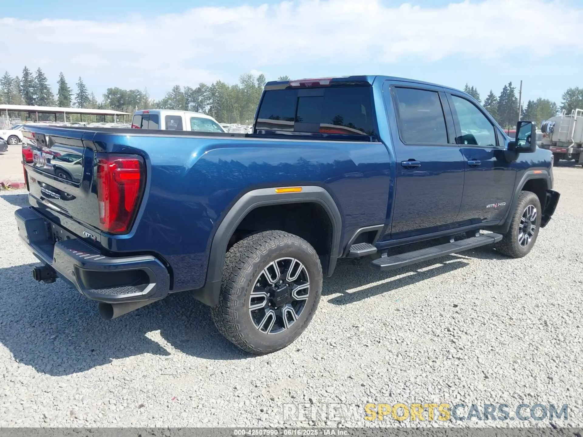 4 fotografías del automóvil dañado 1GT49PEY2LF197382 GMC SIERRA 2500HD 2020