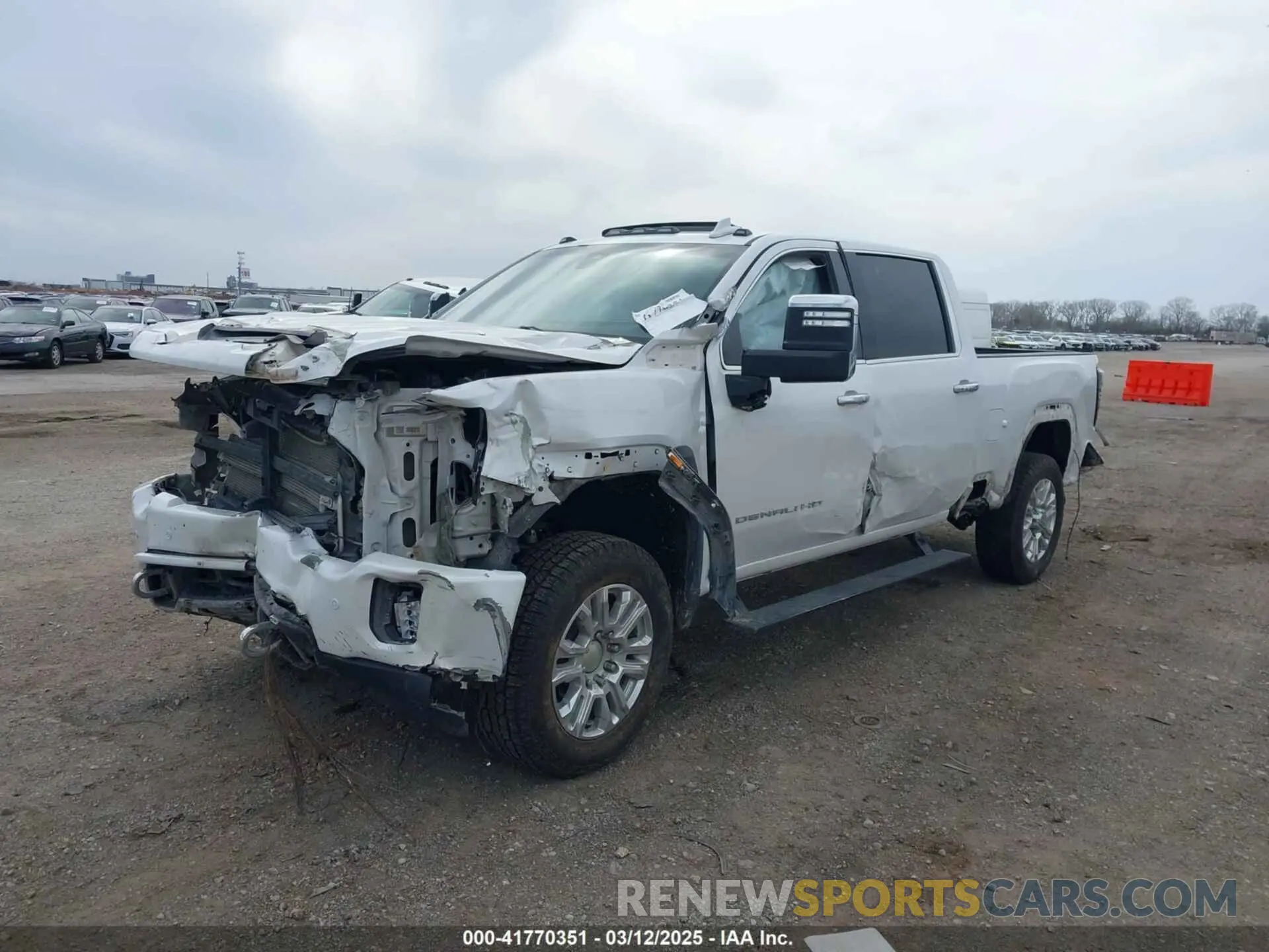 2 fotografías del automóvil dañado 1GT49REY0LF167275 GMC SIERRA 2500HD 2020