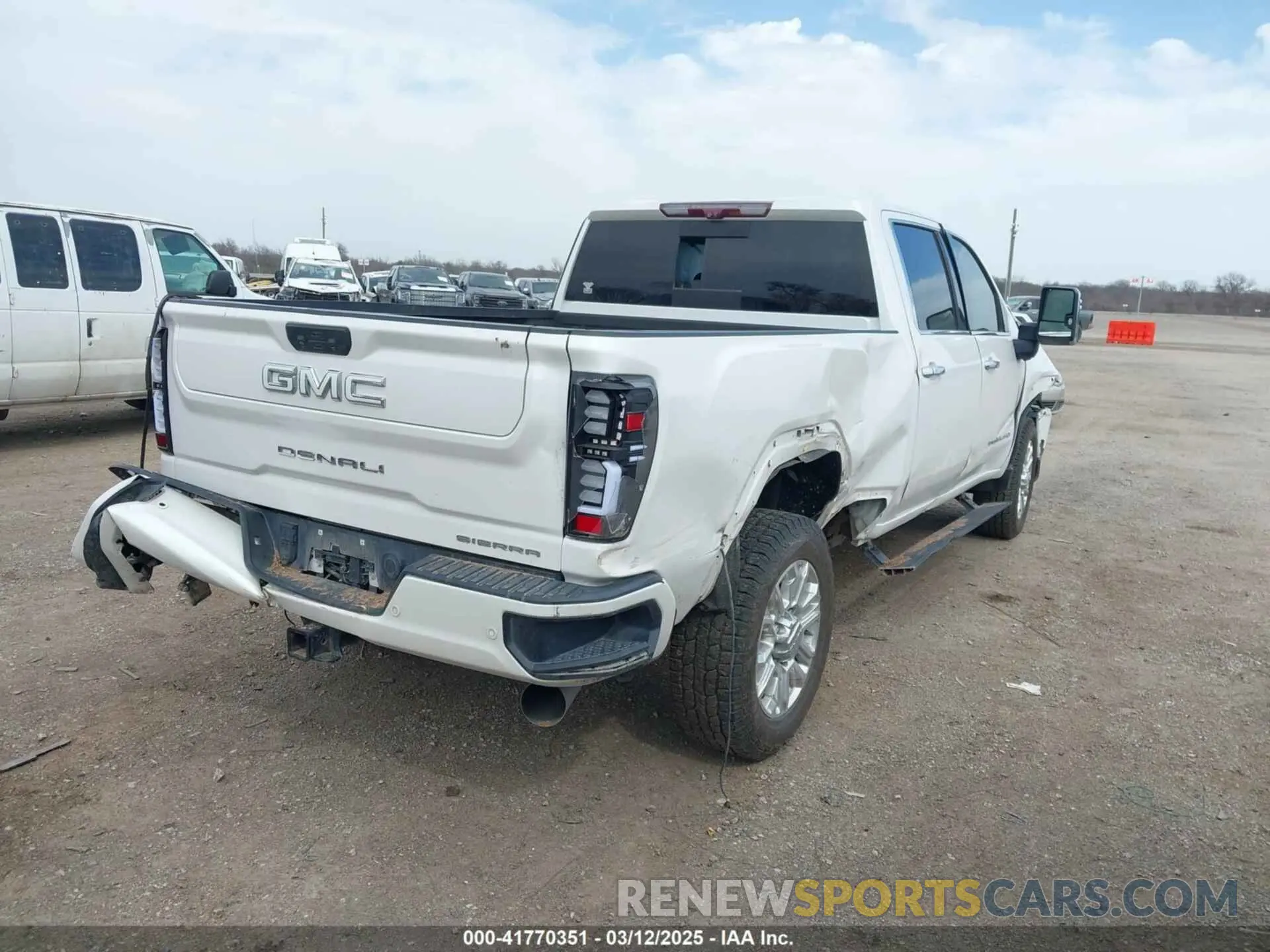 4 fotografías del automóvil dañado 1GT49REY0LF167275 GMC SIERRA 2500HD 2020