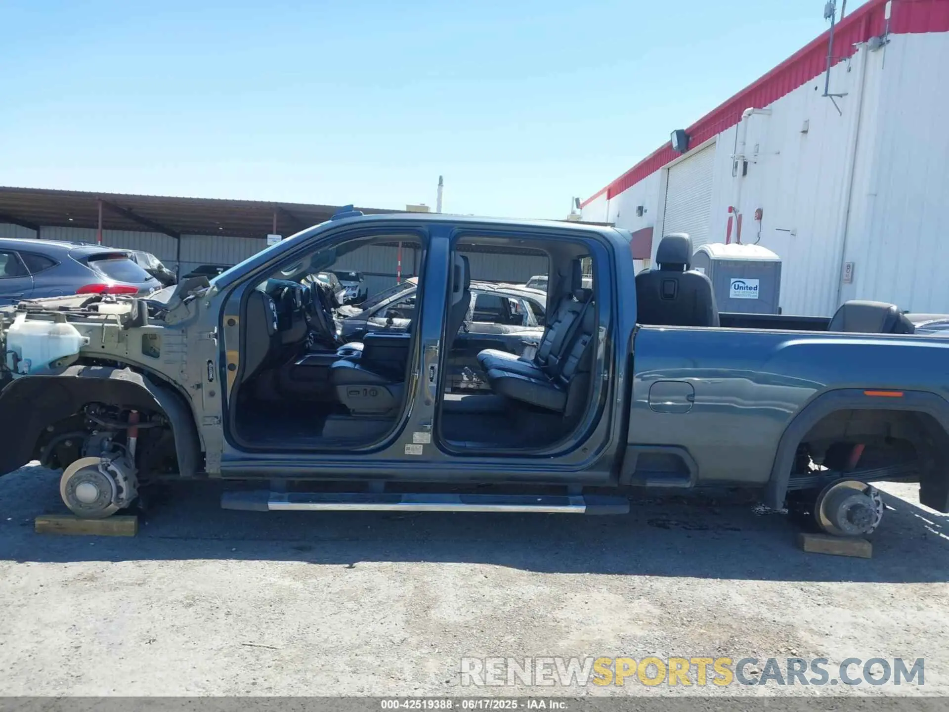 13 fotografías del automóvil dañado 1GT49REY0LF193908 GMC SIERRA 2500HD 2020