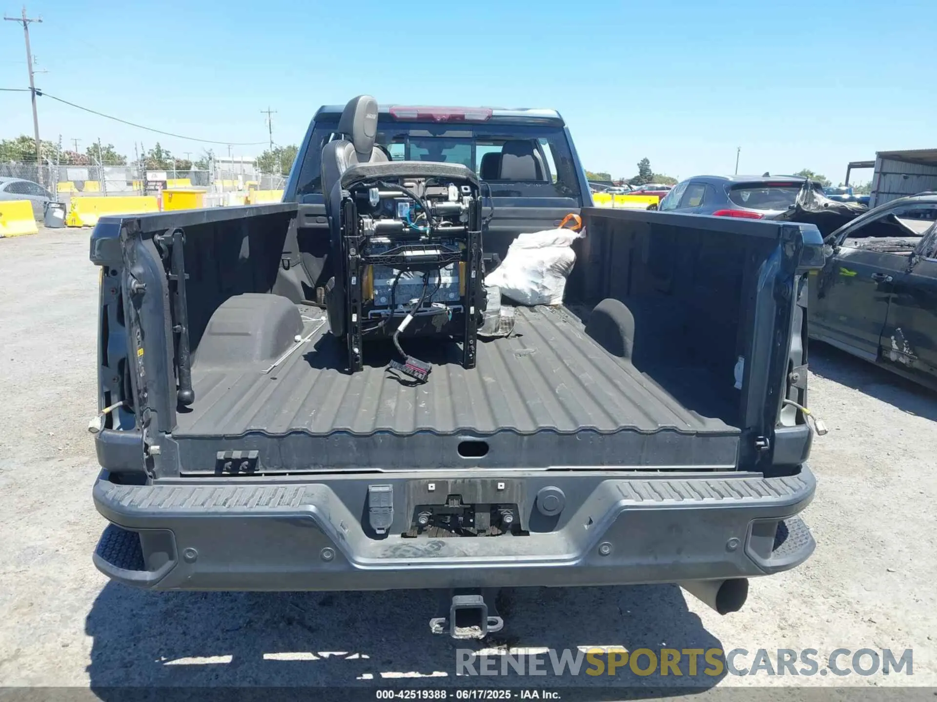 14 fotografías del automóvil dañado 1GT49REY0LF193908 GMC SIERRA 2500HD 2020