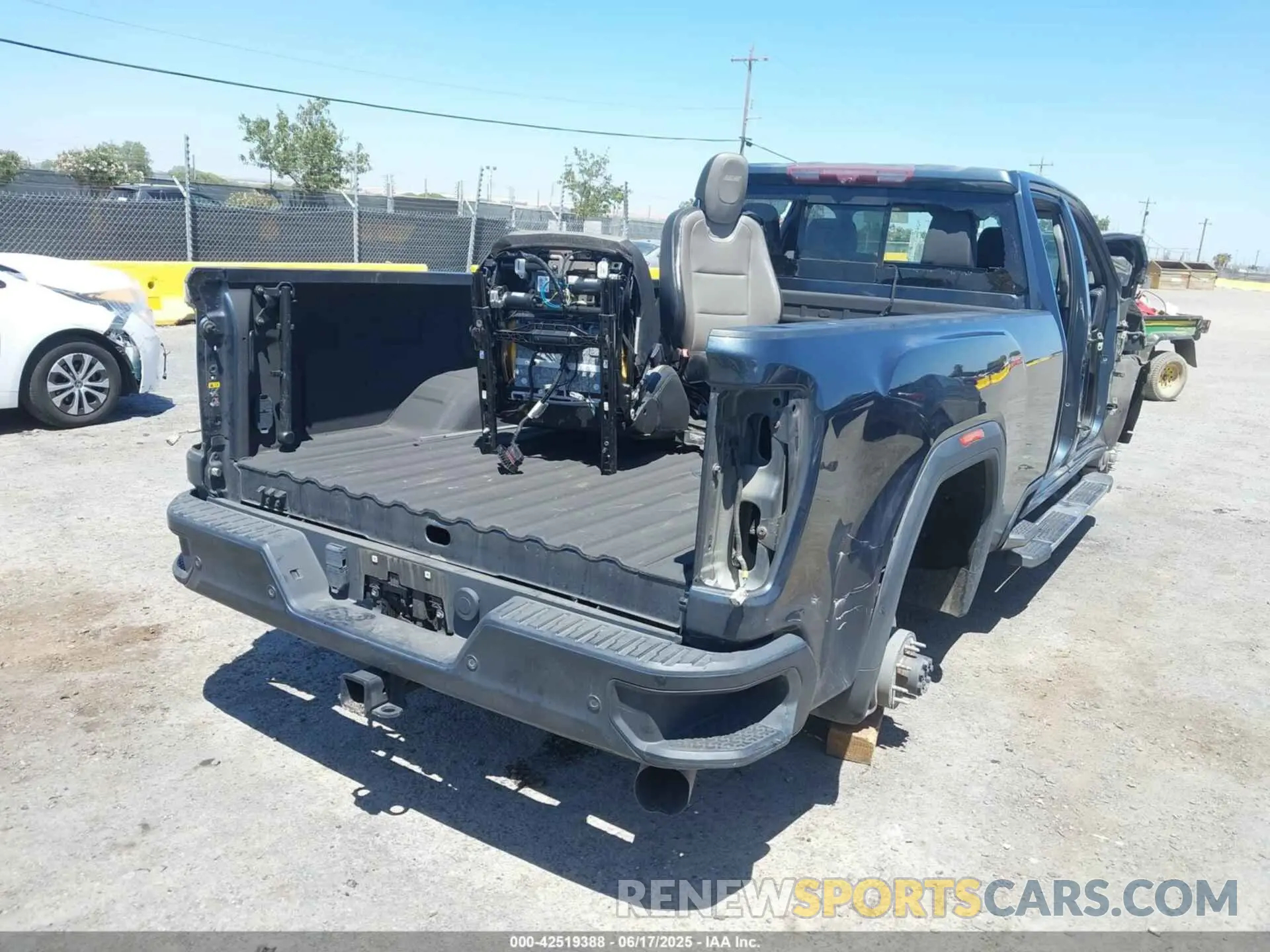 4 fotografías del automóvil dañado 1GT49REY0LF193908 GMC SIERRA 2500HD 2020
