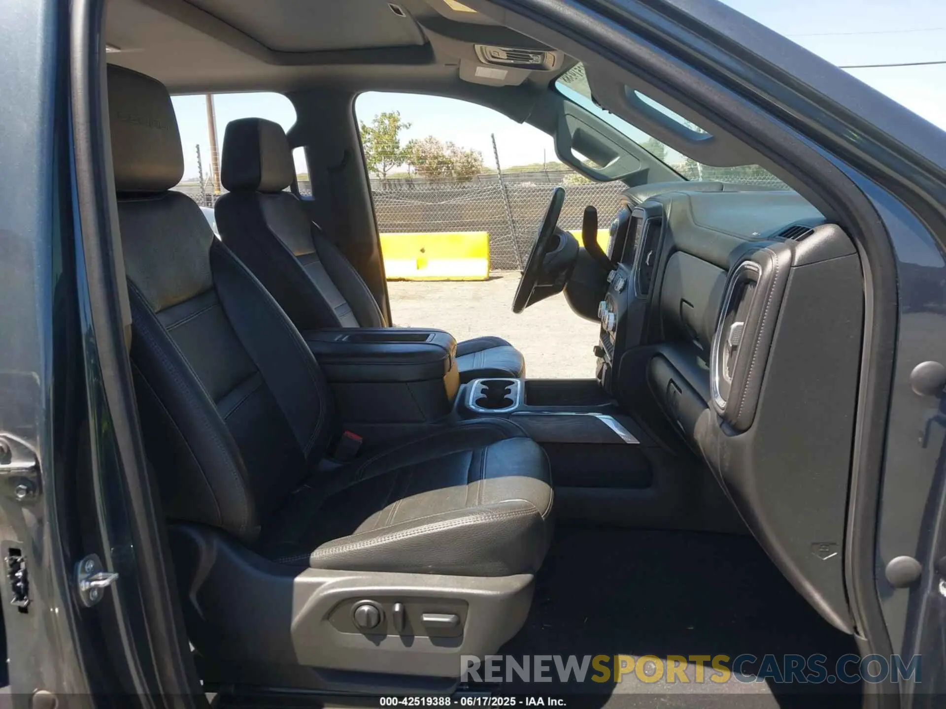 6 fotografías del automóvil dañado 1GT49REY0LF193908 GMC SIERRA 2500HD 2020