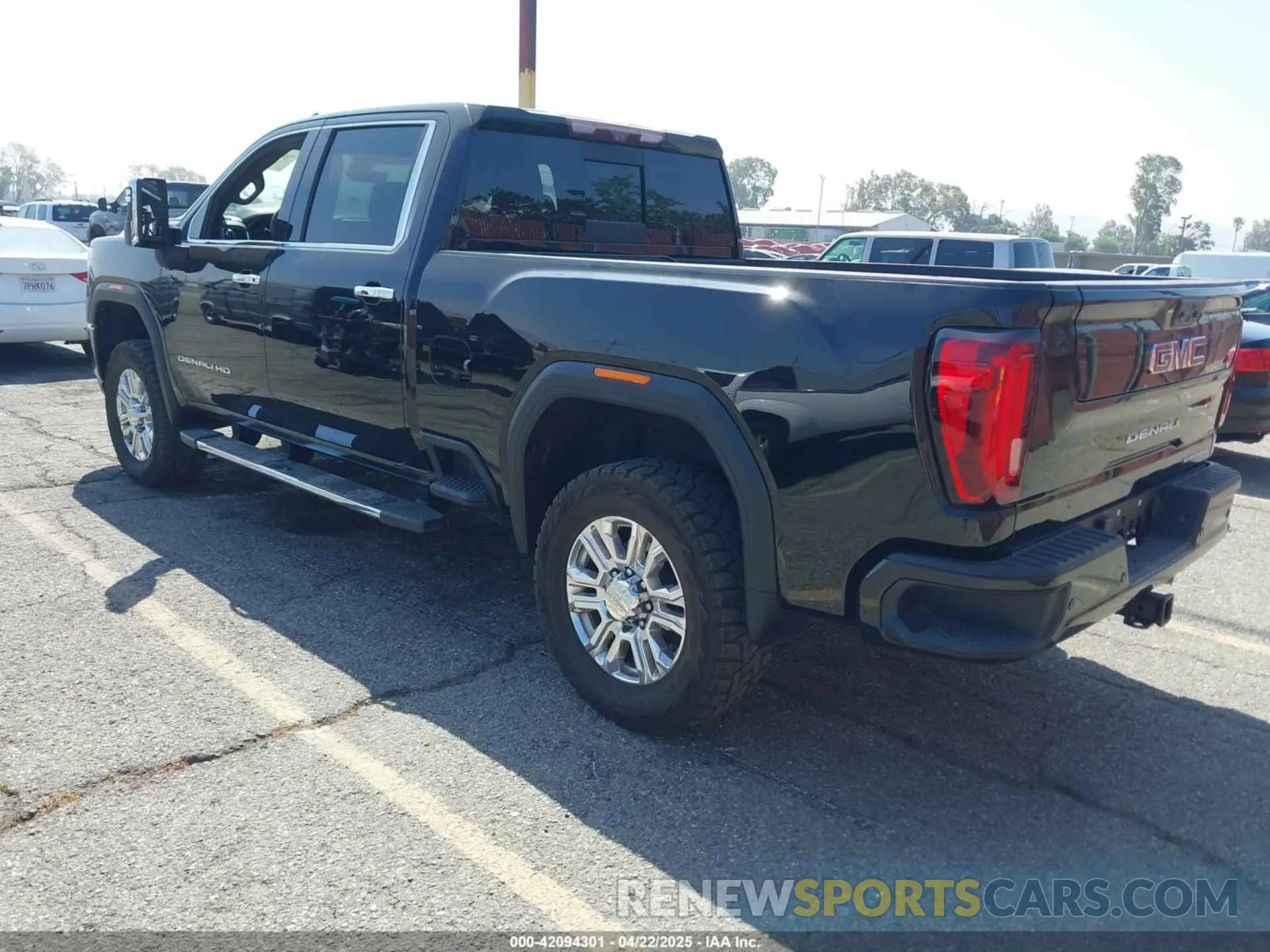 3 fotografías del automóvil dañado 1GT49REY5LF107153 GMC SIERRA 2500HD 2020
