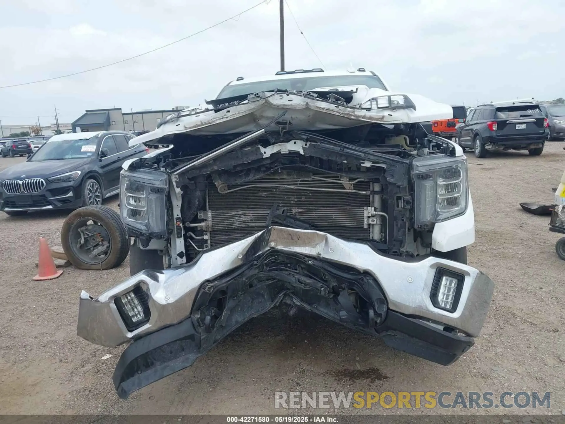 12 fotografías del automóvil dañado 1GT49NEY2MF116094 GMC SIERRA 2500HD 2021
