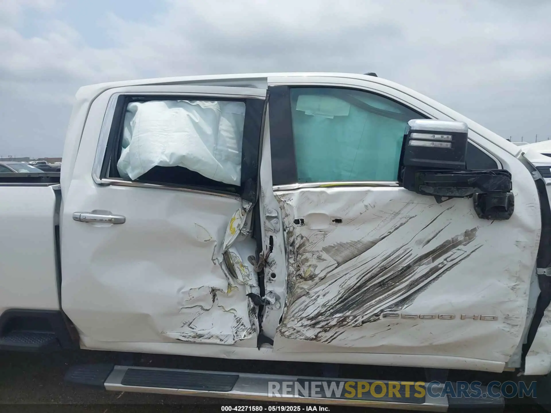 13 fotografías del automóvil dañado 1GT49NEY2MF116094 GMC SIERRA 2500HD 2021