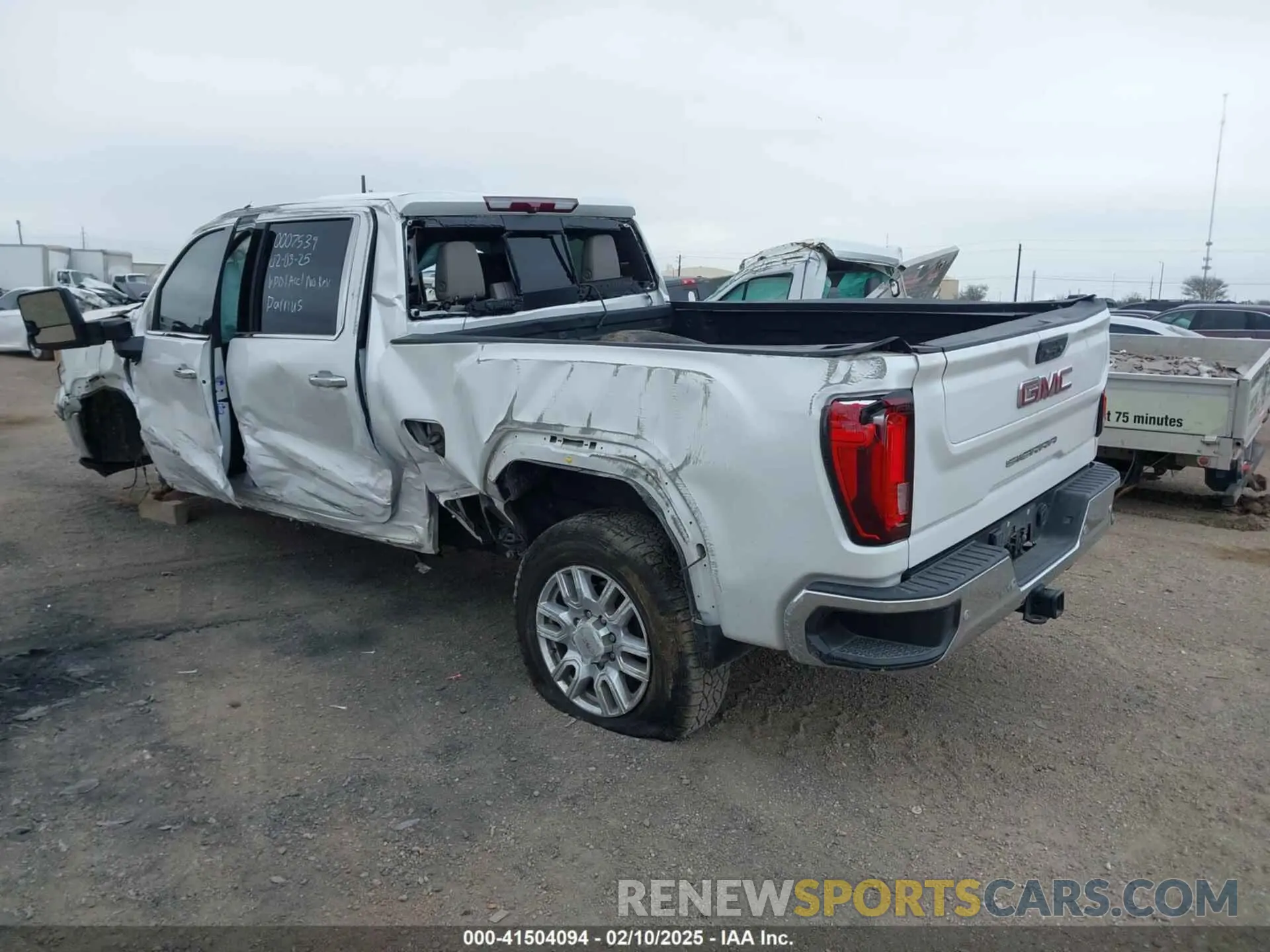3 fotografías del automóvil dañado 1GT49NE76NF351977 GMC SIERRA 2500HD 2022