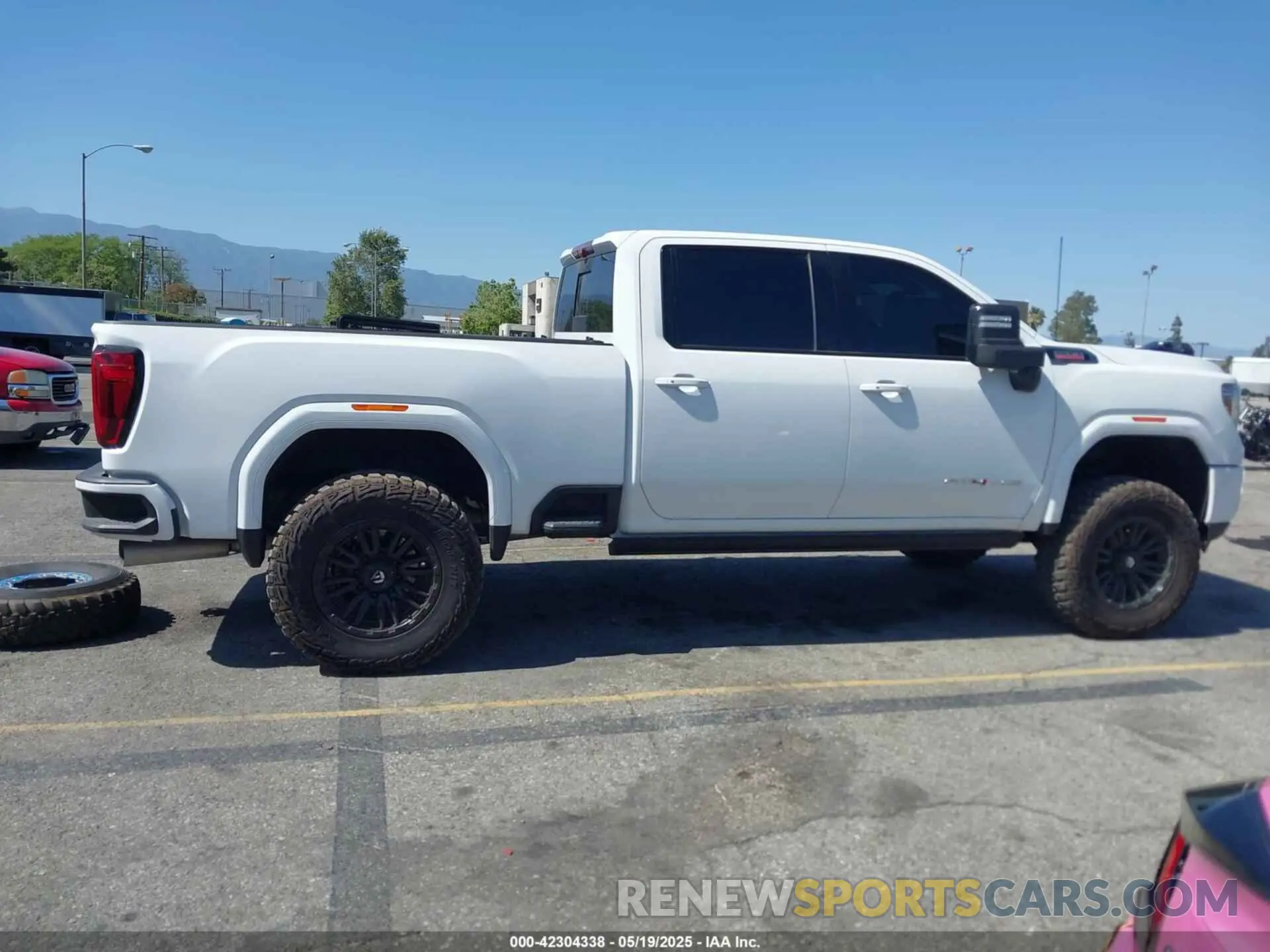 13 fotografías del automóvil dañado 1GT49PEY4NF305200 GMC SIERRA 2500HD 2022