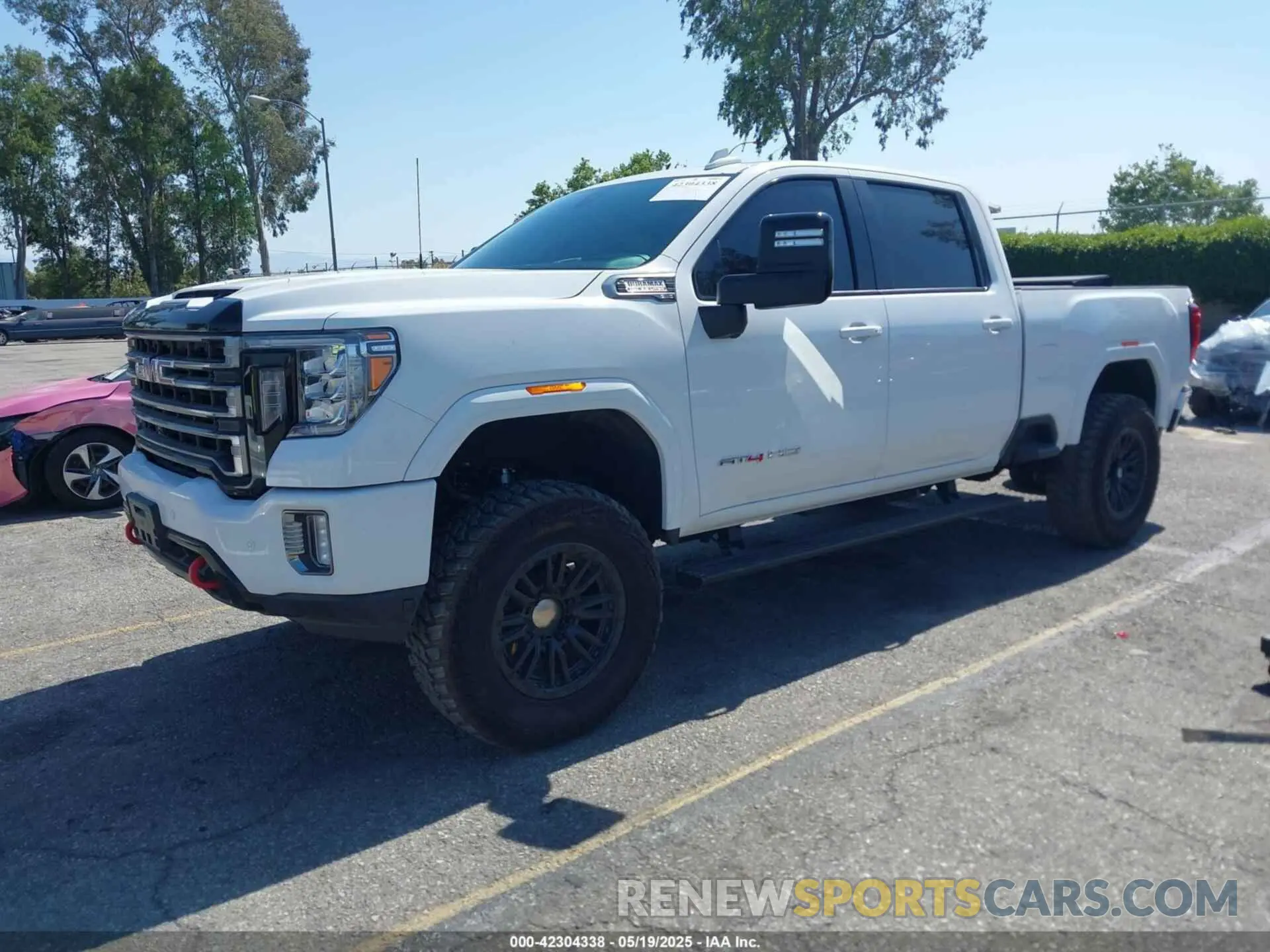2 fotografías del automóvil dañado 1GT49PEY4NF305200 GMC SIERRA 2500HD 2022