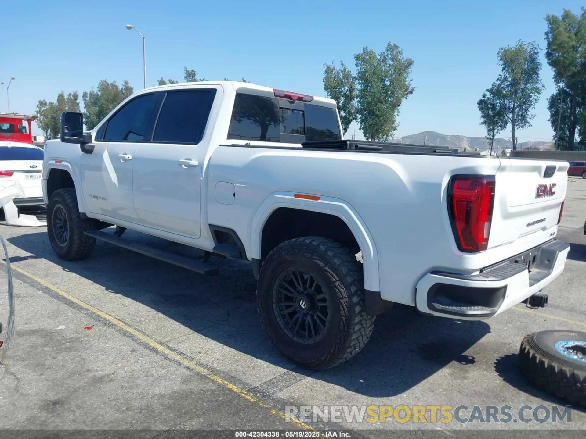 3 fotografías del automóvil dañado 1GT49PEY4NF305200 GMC SIERRA 2500HD 2022