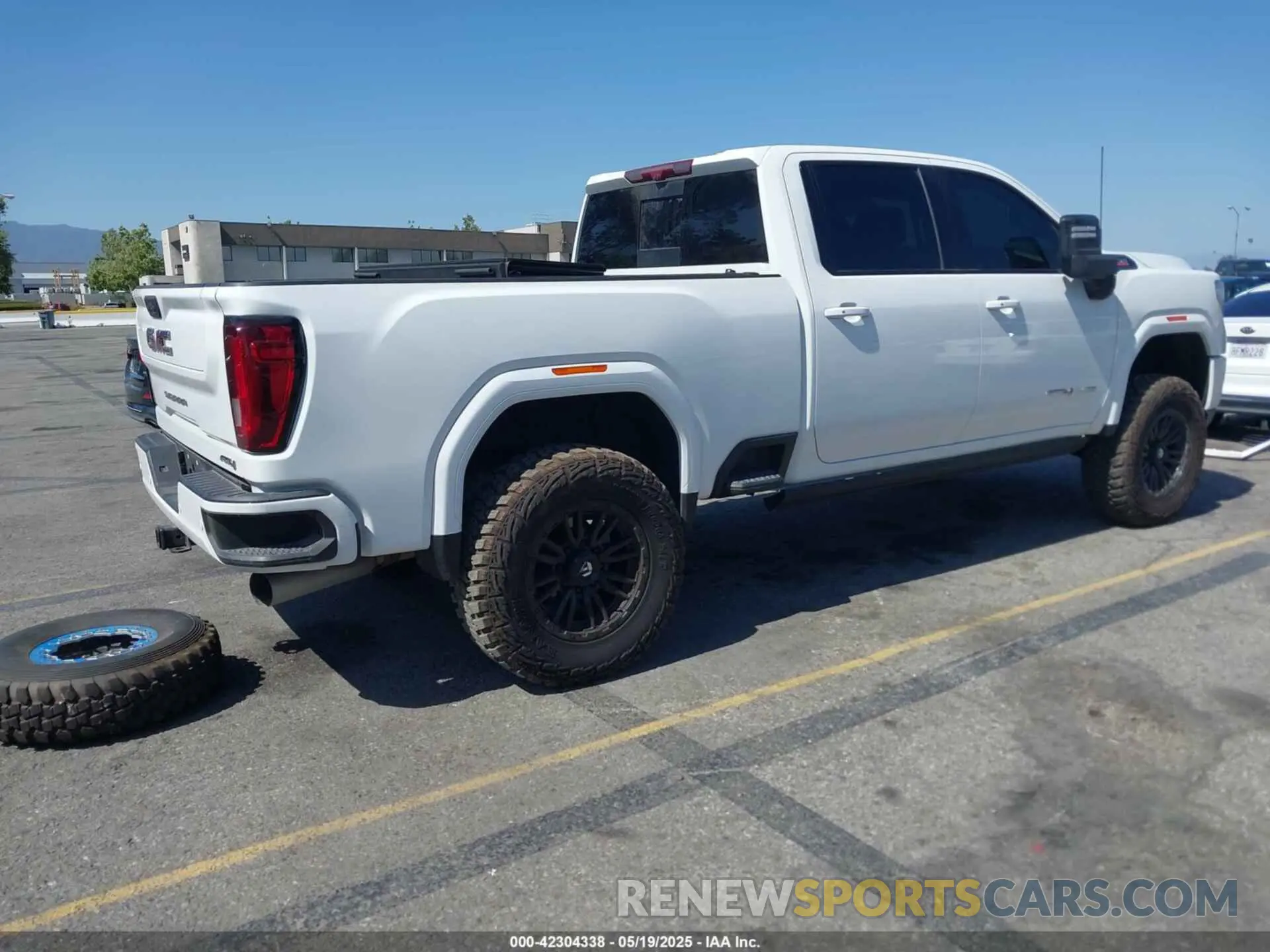 4 fotografías del automóvil dañado 1GT49PEY4NF305200 GMC SIERRA 2500HD 2022