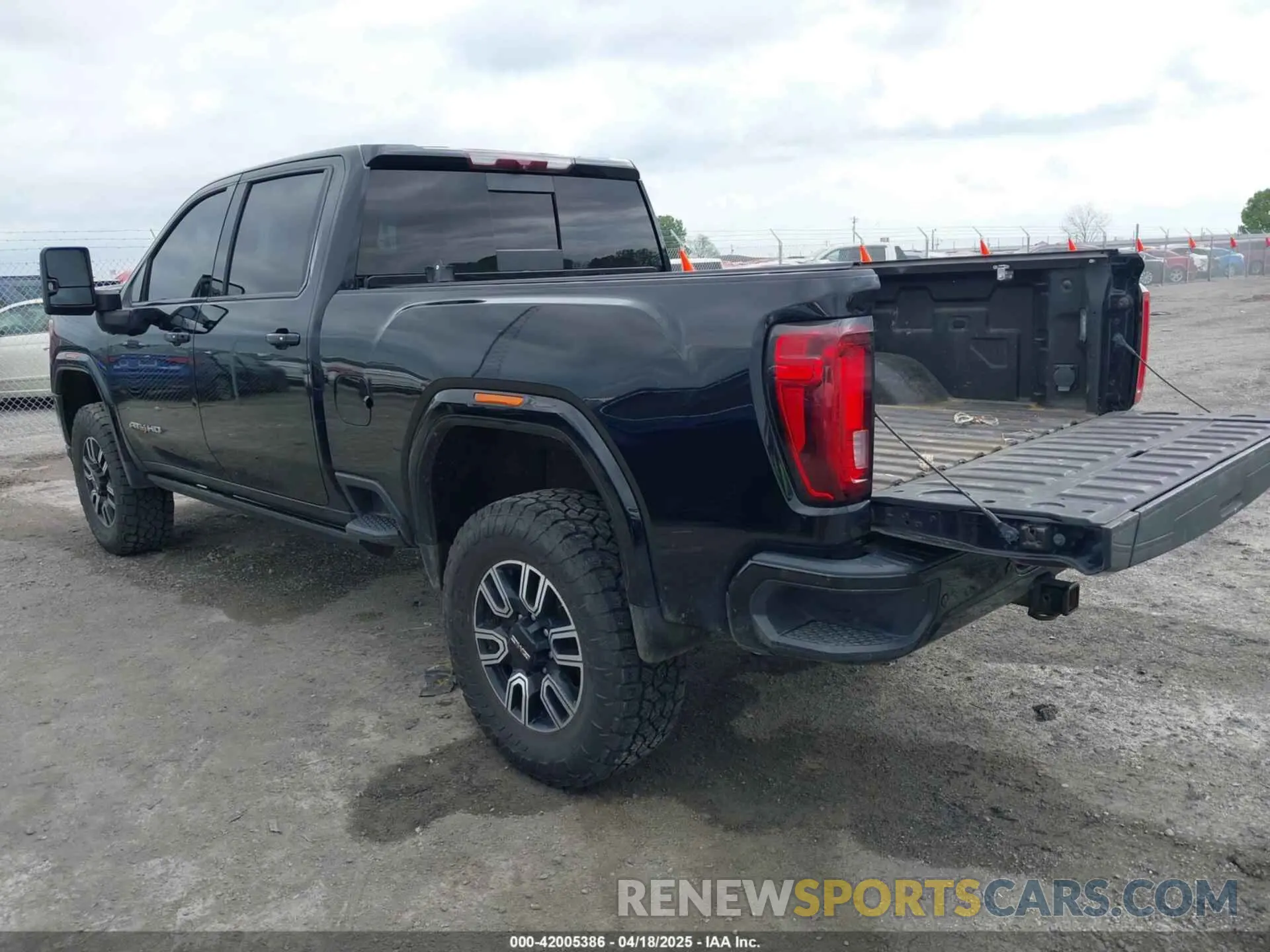 3 fotografías del automóvil dañado 1GT49PEY9NF193770 GMC SIERRA 2500HD 2022